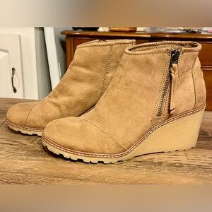 TOMS Wmens  7.5 AVERY Leather Wedge Heel Ankle Booties Round Toe BOHO Faux Suede